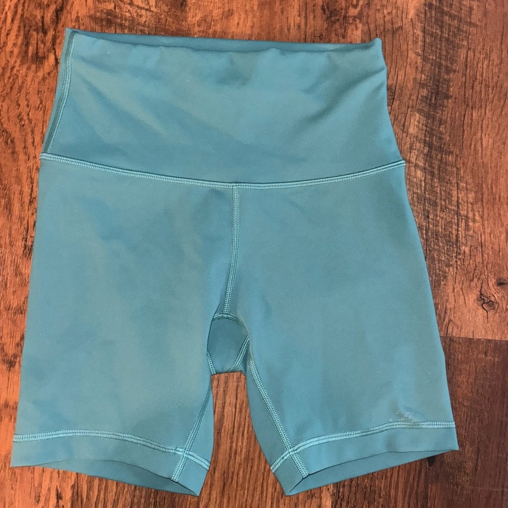 LULULEMON size 4 wonder train shorts 6 inches